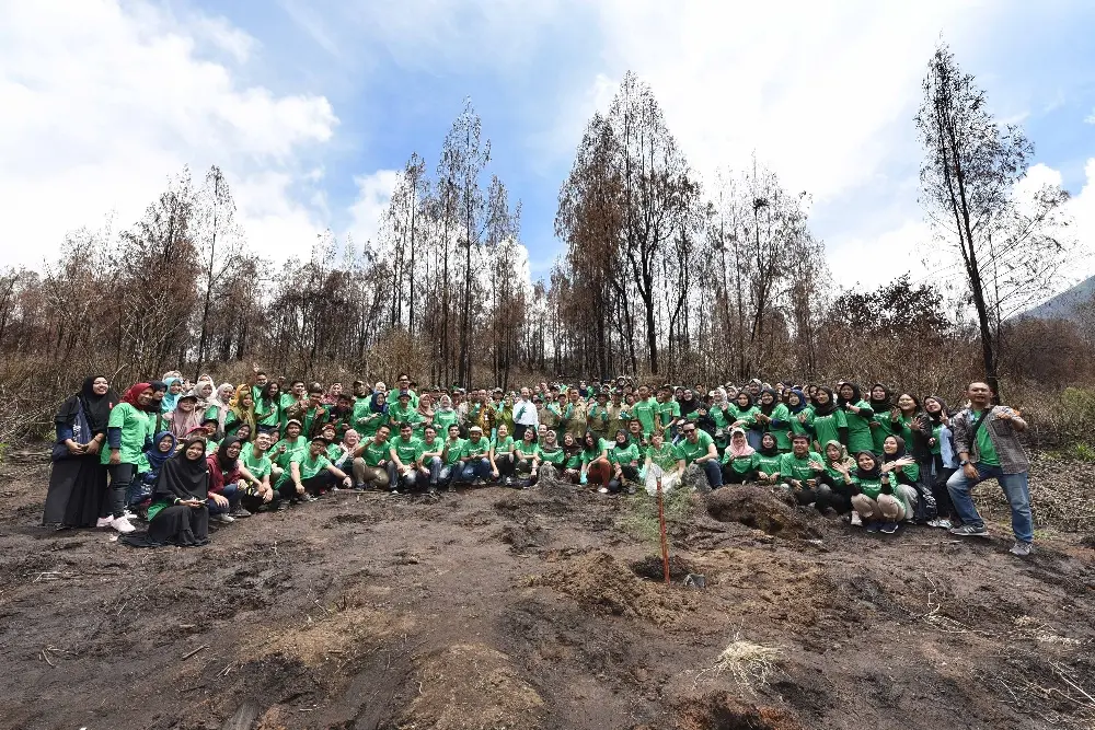 Djarum Foundation with a Millennial Generation of Hijen Crater Ijen