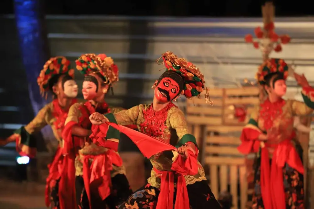 "17 Berbagi Lewat Seni : Ragam Budaya Beda Media"