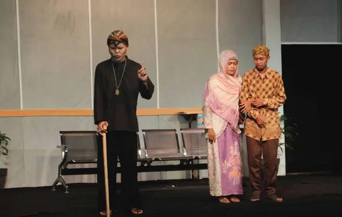 Dewa Ruji Theater Performs "Retired"