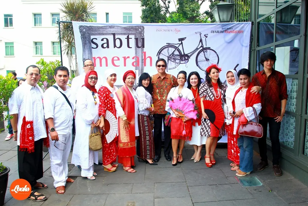 Red and White Saturday in the Old Town