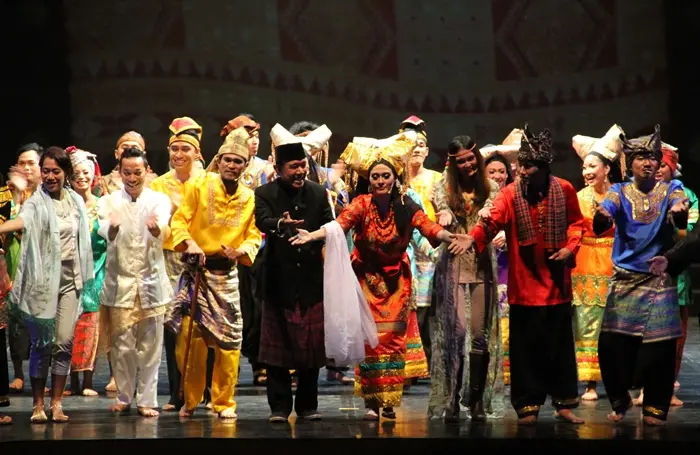 "Padusi Dance Drama Show" Love, loyalty, and self-esteem of women in Tanah Minang in 2013