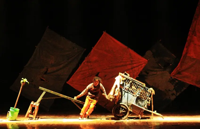 "SOON", collaboration of Camille Boite (French Modern Circus Theatre) with Rachman Sabur (Indonesian Black Payung Theatre)