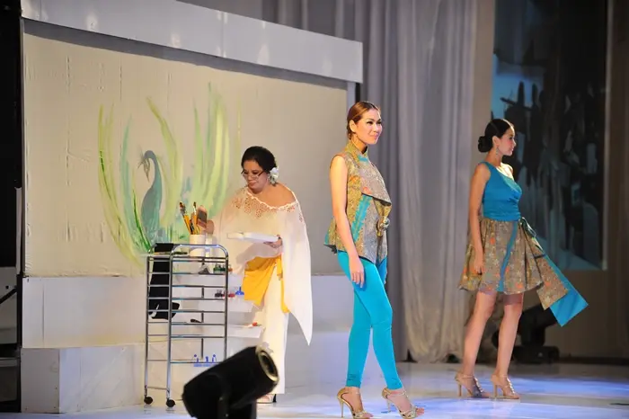 live painting of Kudus batik by Agnes Budhisurya