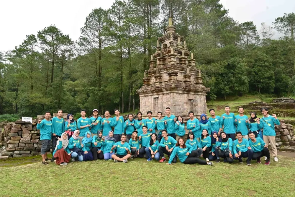 Darling Squad Joins Green Camp at Gedongsongo Temple