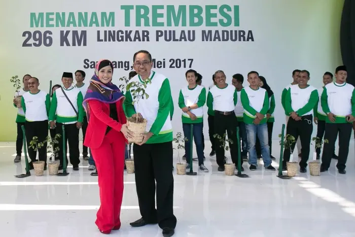 Penanaman Trembesi 296 KM Lingkar Pulau Madura “Djarum Foundation Ajak Masyarakat Hijaukan Sampang”