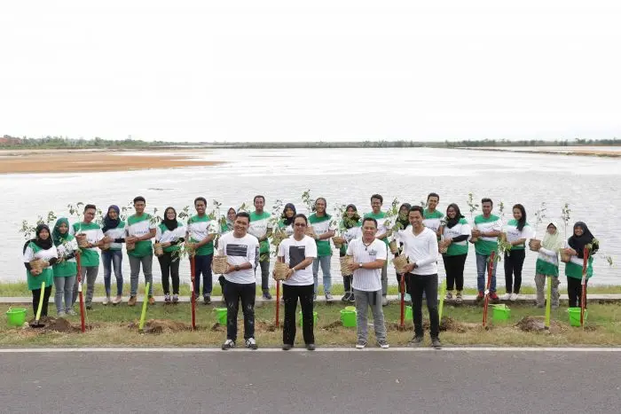 Penanaman Trembesi 296 KM Lingkar Pulau Madura “Djarum Foundation Ajak Masyarakat Sumenep Hijaukan Lingkungan”