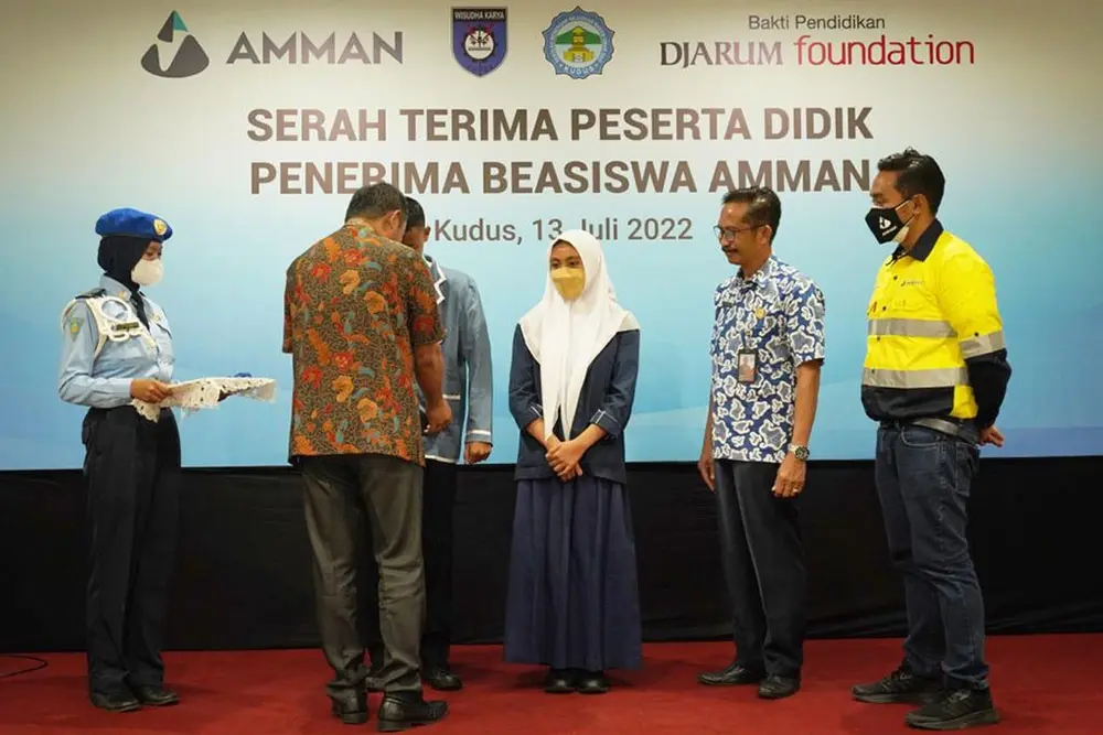 68 Students from West Sumbawa Receive Scholarships to Continue to Vocational High Schools in Kudus