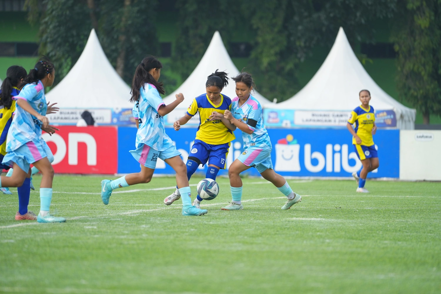 Claiming the championship title, Mojang Priangan and the Persib Bandung Academy earn tickets to Kudus.