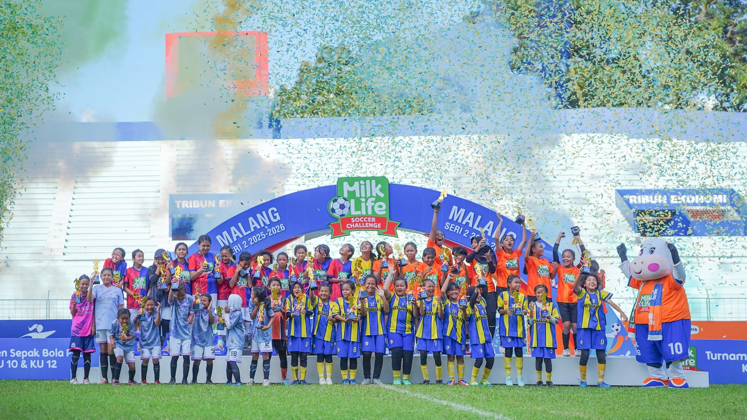 SDN Lowokwaru 3 and SDN Tulungrejo 2 Lift the Trophy at Gajayana