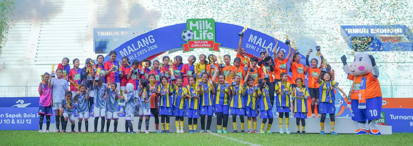 SDN Lowokwaru 3 and SDN Tulungrejo 2 Lift the Trophy at Gajayana